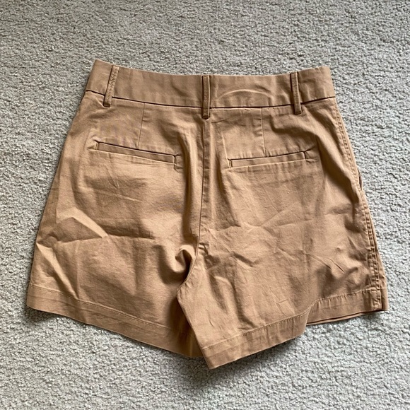 GAP High-Rise Pleated Khaki Shorts in Light Brown - Picture 6 of 7